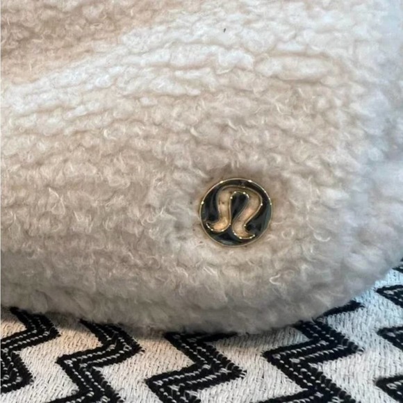 NWT OG GOLD hardware Light Ivory Sherpa OG Fleece Everywhere Belt Bag - Picture 4 of 11